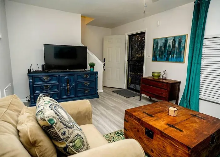 3 Bedroom Townhome Minutes To Uptown