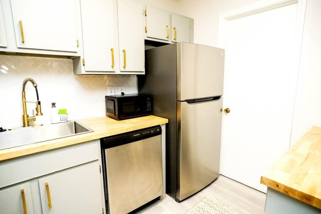 Casa de férias 3 Bedroom Townhome Minutes To Uptown *