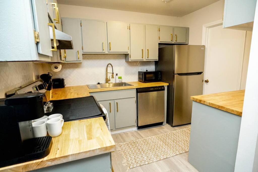 Casa de férias 3 Bedroom Townhome Minutes To Uptown