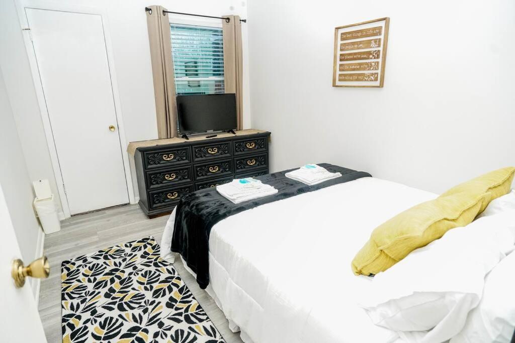 Casa de férias 3 Bedroom Townhome Minutes To Uptown