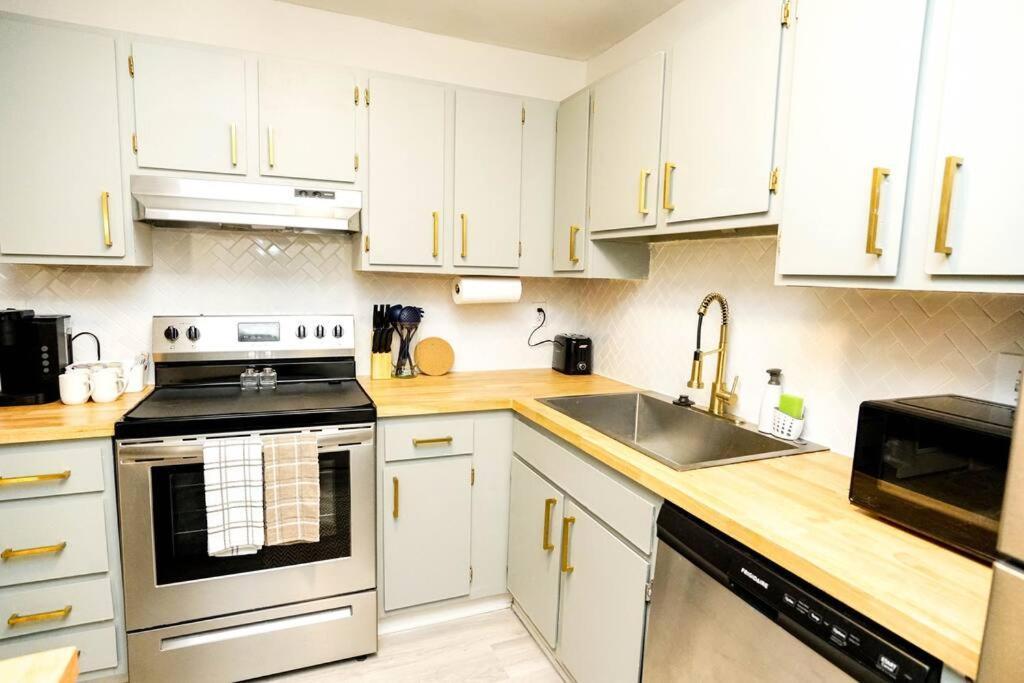 3 Bedroom Townhome Minutes To Uptown