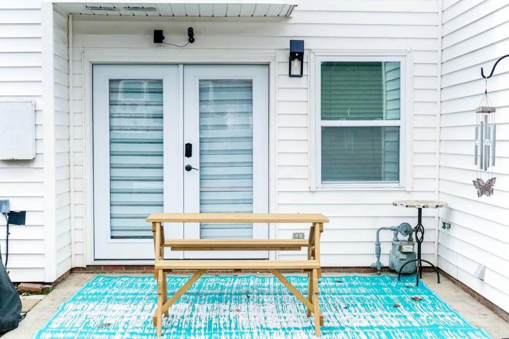 3 Bedroom Townhome Minutes To Uptown Holiday home